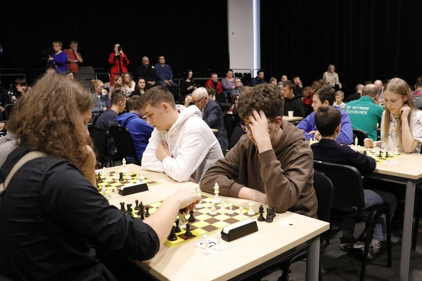 Do szachownic w PCAS zasiadło 88 osób. Rozgrywki odbywały...