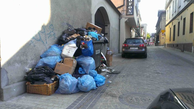 Śmieciowy chaos. Jak jest w Gliwicach? Oto okolice Rynku, zdjęcie wykonane wczoraj wieczorem.