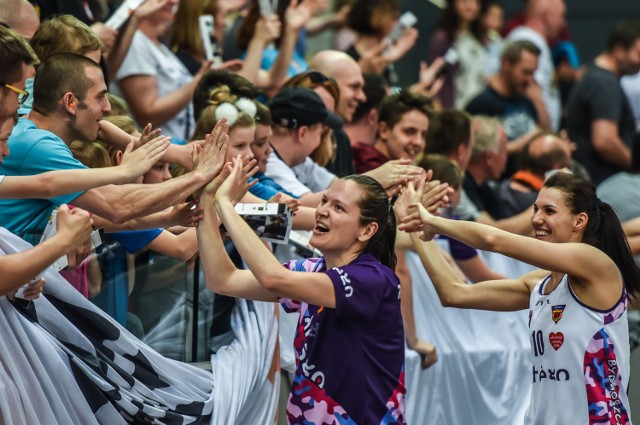 To był prawdziwy pogrom mistrzyń Polski z Wrocławia! Artego Bydgoszcz zagra w finale Energa Basket Ligi Kobiet mimo, że przegrywały 0-2 w półfinale. Od czwartku rozpocznie się rywalizacja z CCC Polkowice, również do trzech zwycięstw. Dzień wcześniej o brązowy medal zagrają Wisła Kraków ze Ślęzą Wrocław (do 2. zwycięstw). To był wielki wieczór dla klubu i bydgoskich kibców! 

ARTEGO BYDGOSZCZ - ŚLĘZA WROCŁAW 85:54 (22:12, 15:12, 28:15, 20:16) 

ARTEGO: Stallworth 19, O'Neill 18 (2), McBride 11 (3), Stankovic 9, Międzik 8 (2) oraz Żurowska-Cegielska 8, Szott-Hejmej 5 (1), Adamowicz 4, Bujniak 2, Poboży 1, Kocaj 0, Kuczyńska 0 
ŚLĘZA: Zoll-Norman 20 (3), Treffers 14 (1), Szybała 7 (2), Dikeoulakou 4, Ajdukovic 3 oraz Kaczmarczyk 4, Sklepowicz 2, Perez 0, Kastanek 0, Boonstra 0, Majewska 0.

Wielki mecz Artego Bydgoszcz >>>