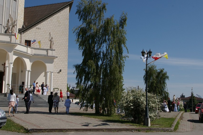 W parafii pw. św. Andrzeja Boboli Pierwszą Komunię Świętą przyjęło 75 dzieci 