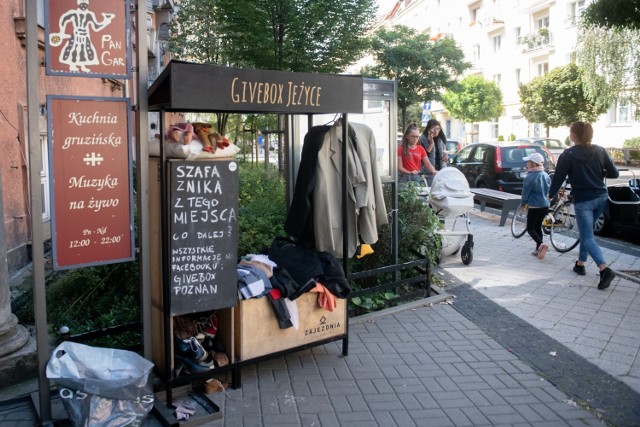 Przez trzy lata jeżycka szafa przy ul. Słowackiego przyjmowała rzeczy dla potrzebujących. Za chwilę zniknie z sprzed Domu Tramwajarza. Powód? Brak porządku i przepełnienie.