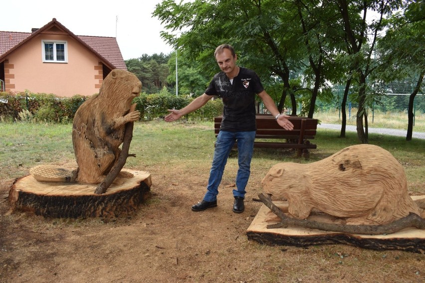 Bobry są wykonane z drewna dębowego. Ich wyrzeźbienie zajęło...