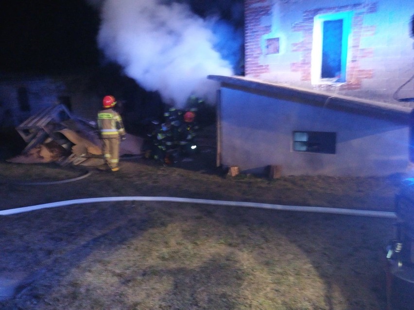 Pożar budynku mieszkalnego w Janowie w gminie Dobryszyce. 76-latek zabrany do szpitala [ZDJĘCIA]