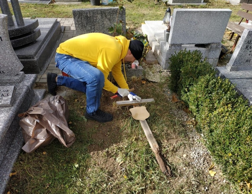 Członkowie stowarzyszenia Polska2050 porządkowali zaniedbane groby