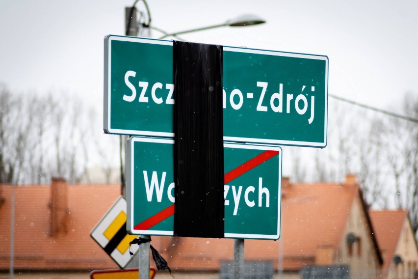 Obwodnica Wałbrzycha - rondo na Piaskowej Górze. Montaż oznakowań i sygnalizacji świetlnej.