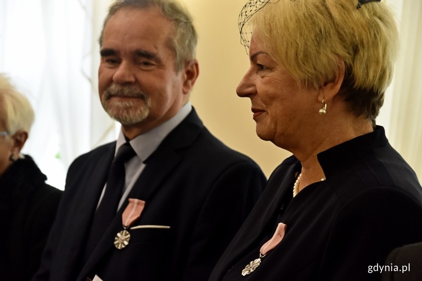 Pamiątkowe medale za długoletnie pożycie małżeńskie w Gdyni. Odebrały je pary świętujące w tym roku 50. rocznicę ślubu ZDJĘCIA