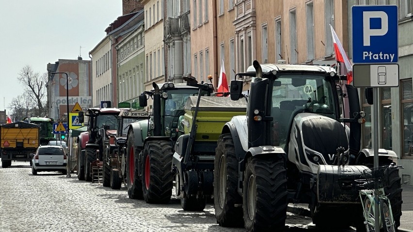 Ciąg traktorów w centrum Nowej Soli