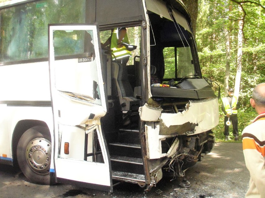 Nowy Żytnik - tak wygląda autokar po zderzeniu z ciężarówką