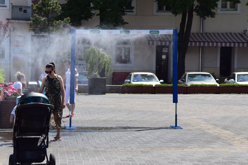 Lato 2021 w Wieluniu. Na placu Legionów tryska kurtyna wodna FOTO