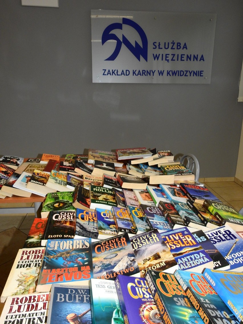 Zakład Karny w Kwidzynie. Sukces akcji "Czytając na wolność", więzienna biblioteka wzbogaciła się o ponad 2 tys. książek