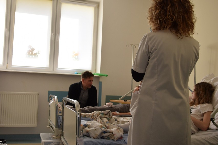 Rafał Królikowski odwiedził małych pacjentów gdyńskiego szpitala. Akcja Fundacji Przemek Dzieciom