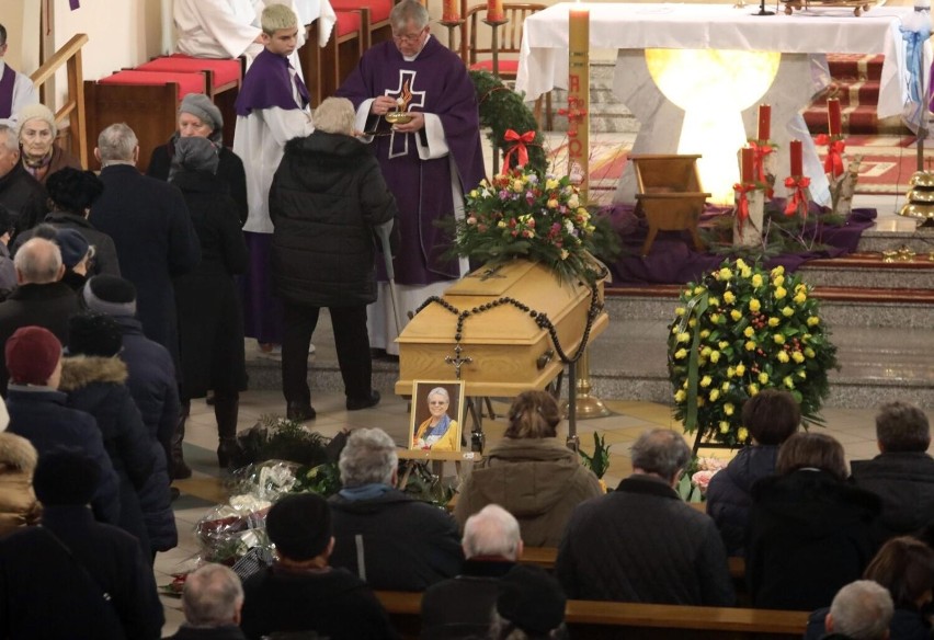 Pogrzeb Alicji Pigoń-Węgiel. Tłumy żegnały lekarkę z Zabrza. Stowarzyszenie Przyjaciół Chorych "Hospicjum": Będzie nam jej bardzo brakowało 