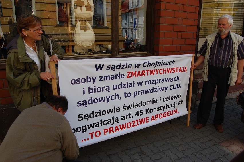 Protest w Chojnicach: STOP Bezprawiu i Korupcji przed sądem (AKTUALIZACJA. FOTO)