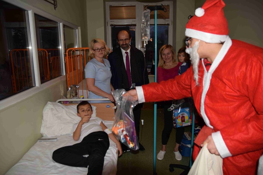 Zakopane. Św. Mikołaj odwiedził dzieci w szpitalu na Kamieńcu [ZDJĘCIA]