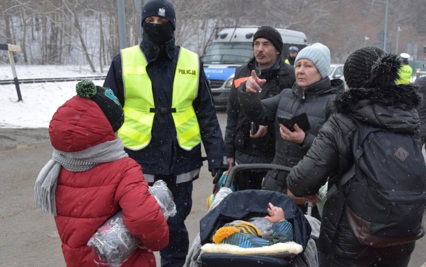 Funkcjonariusze pełniący służbę na przejściu granicznym w Krościenku i w punktach recepcyjnych dzielą się swoimi wrażeniami