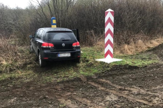 35-letni Rumun próbował osobowym samochodem pokonać zieloną granicę polsko-ukraińską.