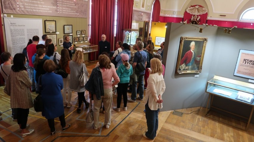 Leszno. Noc Muzeów 2022. Swoje gościnne progi otwarło Muzeum Okręgowe w Lesznie, Galeria MBWA i Piekarnia Sztuki