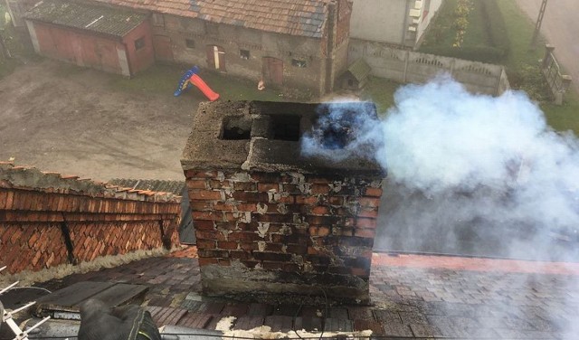 Od początku roku w powiecie międzyrzeckim strażacy ugasili ponad pożarów kominów. Ostatni wybuchł w czwartek, 15 listopada, około godz. 9.38 we wsi Stary Dwór koło Trzciela. Z żywiołem walczyło kilkunastu strażaków zawodowych z Międzyrzecza i ochotników z Lutola Suchego.