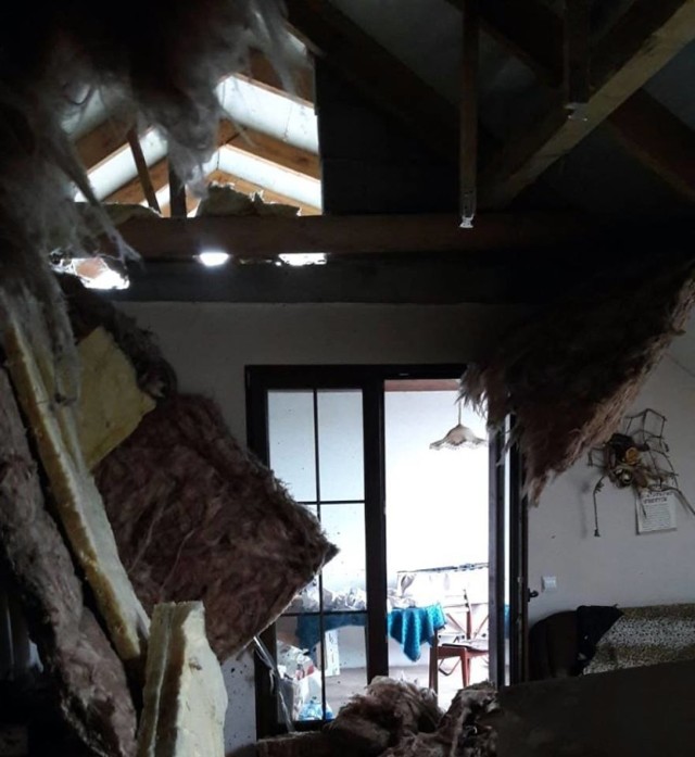 Wybuch w domu w Racławicach Śląskich. Według wstępnych informacji wybuch naruszył konstrukcję budynku.