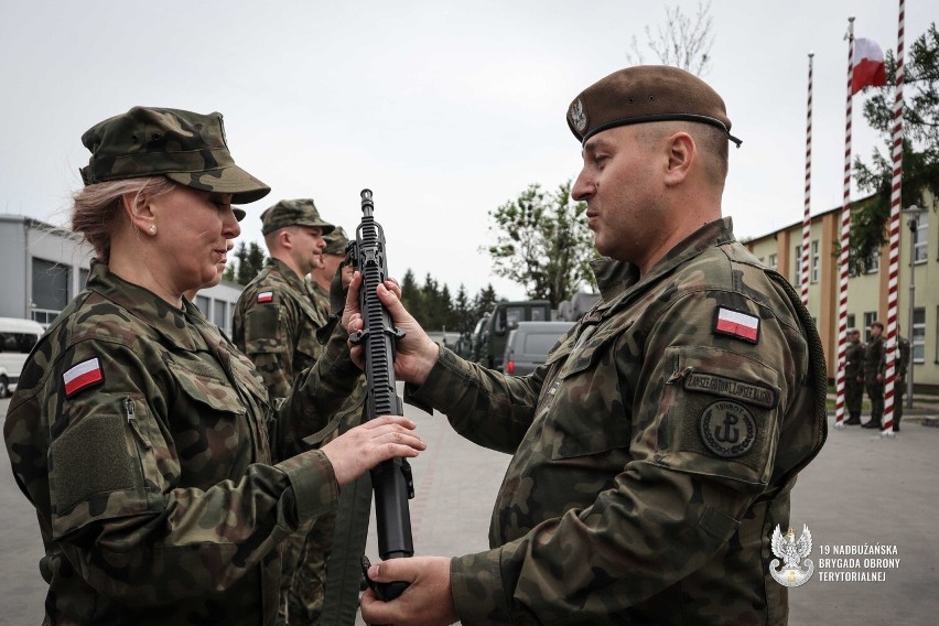 Żołnierze 19 NBOT otrzymali broń. Zobacz zdjęcia z uroczystości