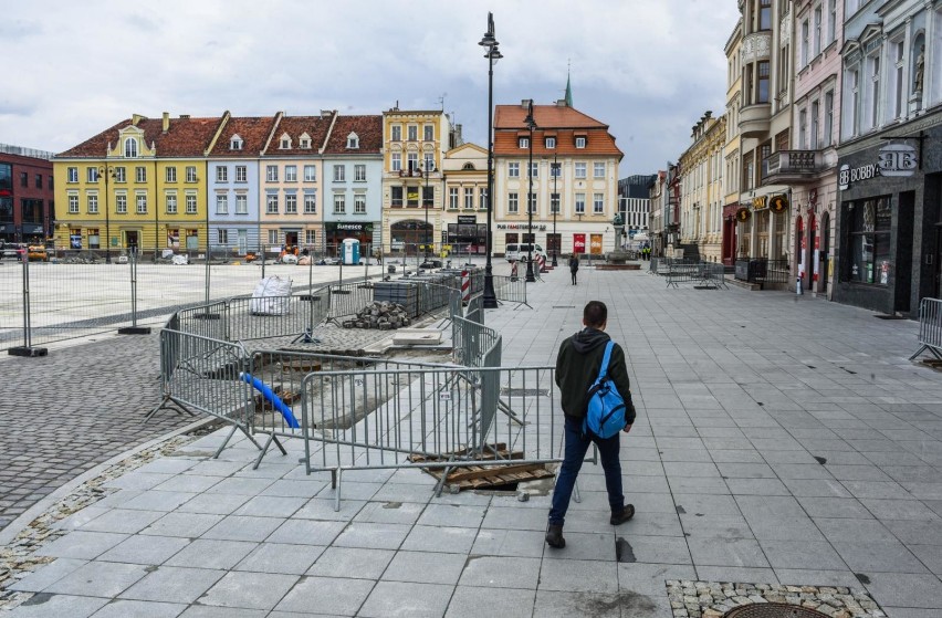 Trwa rewitalizacja płyty Starego Rynku w Bydgoszczy. Prace...