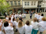 Kobiety w białych koszulach będą pozować na ulicach Skierniewic. Projekt "Zobacz więcej" 
