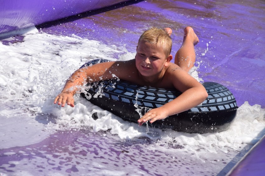 Open Hair 2018 zaprasza na sieradzką plażę. Wodna zjeżdżalnia już działa (zdjęcia)