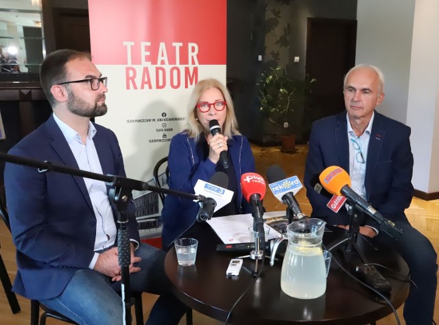 O planach Teatru Powszechnego mówiła dyrektor, Małgorzata Potocka, z lewej wiceprezydent Mateusz Tyczyński, z lewej  Piotr Pawlik, nowy dyrektor do spraw technicznych radomskiej sceny.