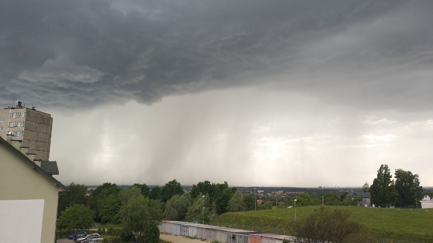 W Tarnowie i regionie trwa sprzątanie po nawałnicach. Wicher powalił drzewa, deszcz zalewał piwnice. Meteorolodzy zapowiadają kolejne burze