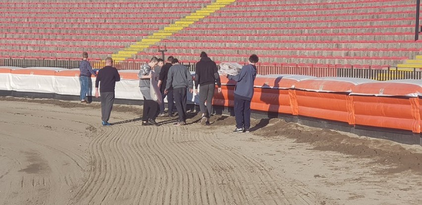 Podopieczni MOS-u posprzątali stadion i w zamian dostali...