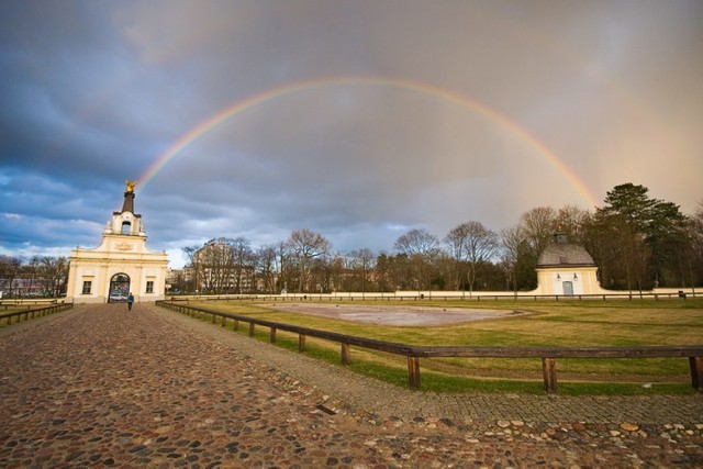 Tęcza widziana z dziedzińca Pałacu Branickich w Białymstoku