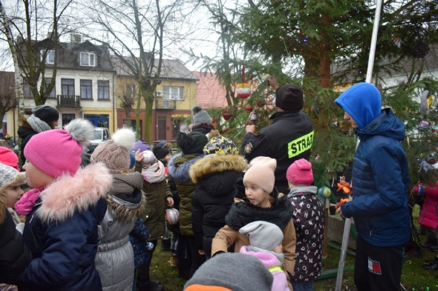 Dzieci wspólnie dekorowały świąteczną choinkę w Dobrzyniu nad Wisłą [zdjęcia]