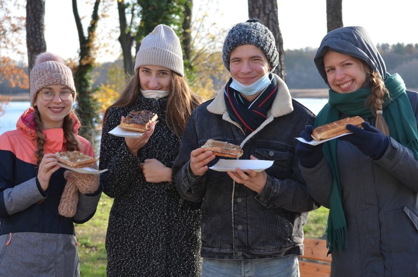 Sobota nad Jeziorem Sławskim. Nie brakuje chętnych na spacery nad wodą