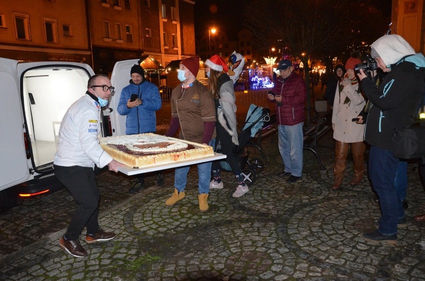 Ulicami głogowskiej starówki przeszedł orszak świętego Mikołaja. Był też ogromny, imieninowy tort patrona miasta