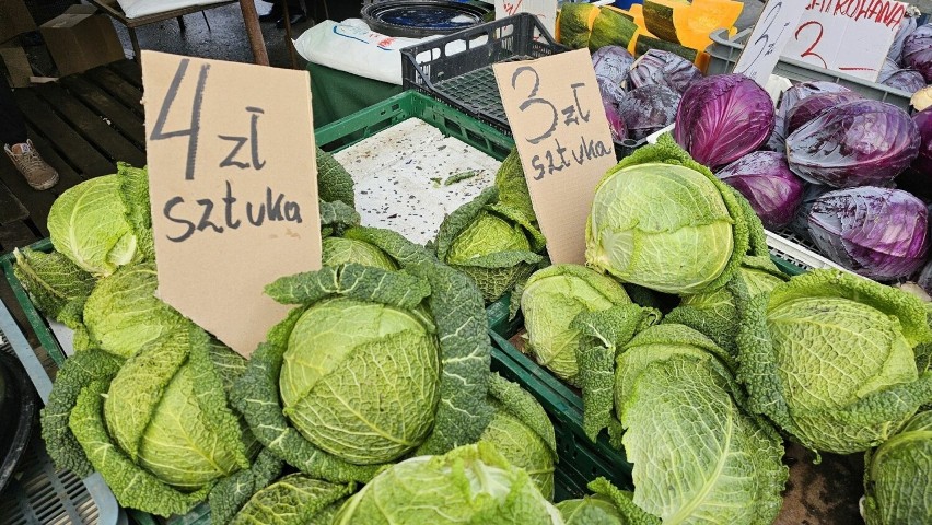 Ceny owoców i warzyw na bazarach w Kielcach w piątek 24 listopada. Sprawdź ile kosztowały słodkie mandarynki i winogrona