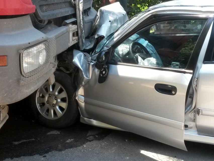 Wypadek na ul. Pęgowskiej. Czołowe zderzenie ciężarówki z autem osobowym (ZDJĘCIA)