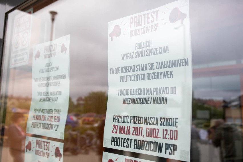 Rodzice protestowali przed szkołą w Kokoszkach, delegacja była u ministra [AKTUALIZACJA]