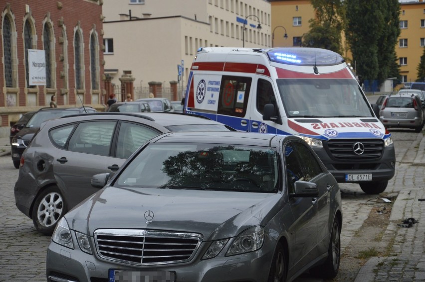Głogów: Wypadek na Piotra Skargi przy starej poczcie. Dwoje dzieci w szpitalu. ZDJĘCIA