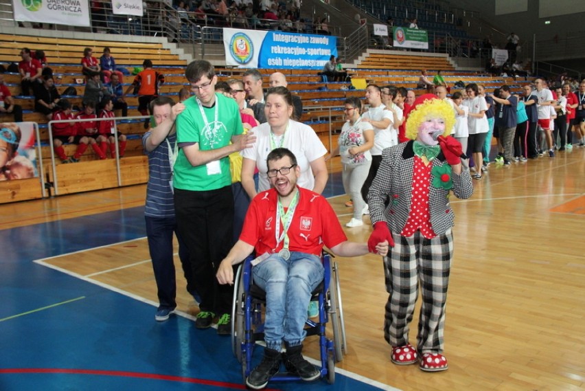 IX Zawody Sportowo-Rekreacyjne Osób Niepełnosprawnych. 650 osób bawiło się w Zagłębiu ZDJĘCIA 
