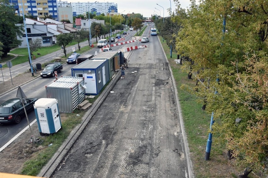 Przebudowa alei Piłsudskiego,  odkryto przedwojenną kostkę...