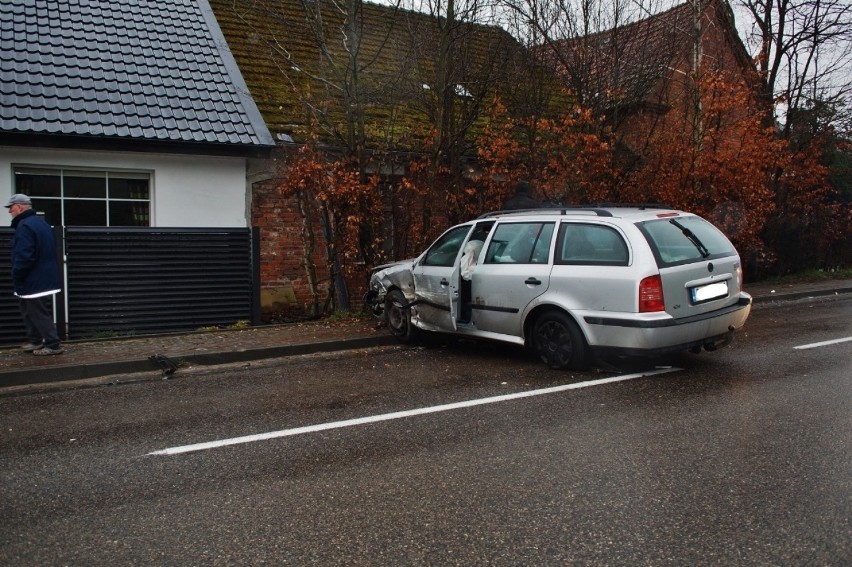 Dwa samochody osobowe zderzyły się w sobotę (7 marca) w...