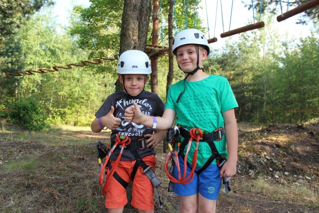 7-letni Marcel (po lewej) i 8-letni Miłosz uwielbiają zabawy na świeżym powietrzu