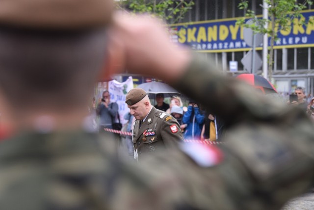 W sobotę, w samo południe na placu Bohaterów w Zielonej Górze rekruci złożyli przysięgę wojskową. 60 osób wstąpiło do 12 Wielkopolskiej Brygady Obrony Terytorialnej. Zobaczcie zdjęcia z uroczystości >>>