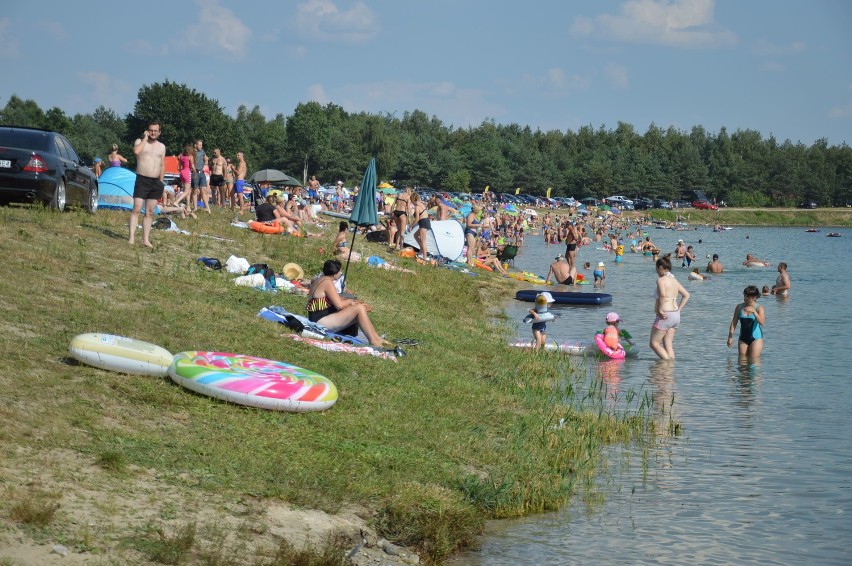 Wielkie plażowanie pod Tarnowem. Tłoczno na plaży w Radłowie, inni szukają ochłody też w Ostrowie [ZDJĘCIA]