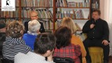 Czytelnicy spotkali się w bibliotece na Biesiadzie Literackiej z Tomaszem Piątkiem