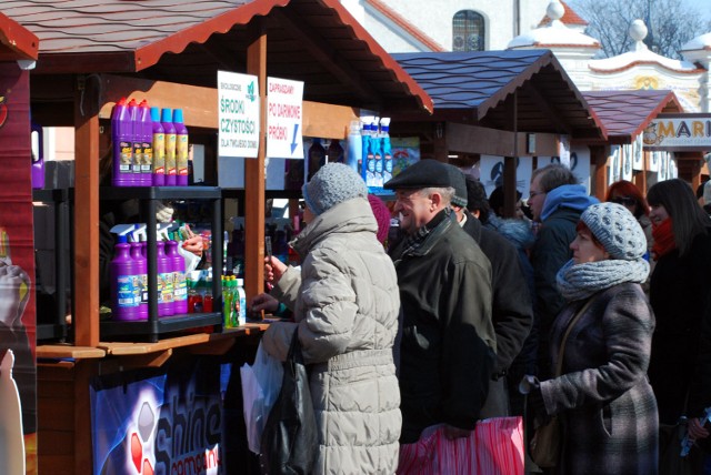 Powiatowy Kiermasz Wielkanocny został zorganizowany w niedzielę 24 marca na rynku w Jarocinie. Podczas jarmarku można kupić i dokonać degustacji produktów lokalnych firm oraz zobaczyć wystawę żywych egzotycznych ptaków,