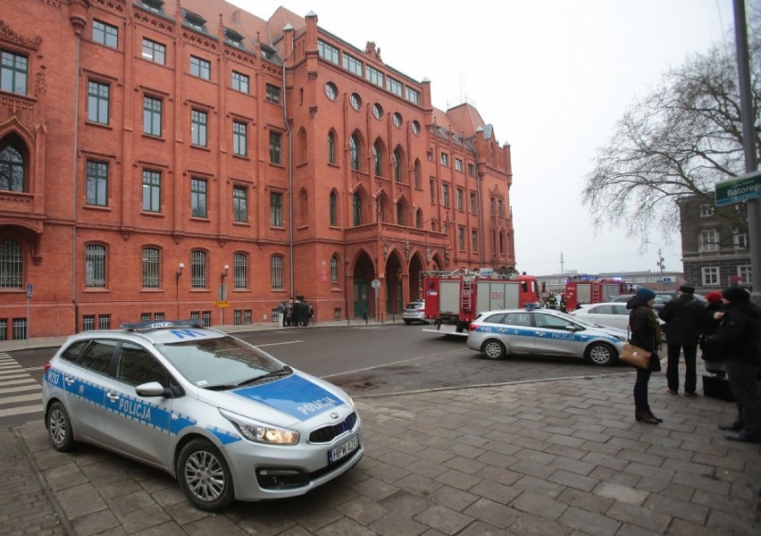 Alarm bombowy w Urzędzie Morskim w Szczecinie [wideo]