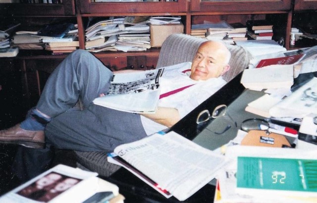 Stanisław Lem w swoim gabinecie. Pisarz wierzył w zbawczą moc "siedzenia w domu"