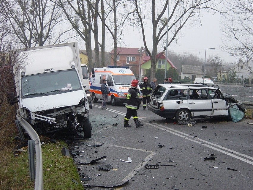 Wypadek na ulicy Jana Pawła II. Volkswagen zderzył się z busem
