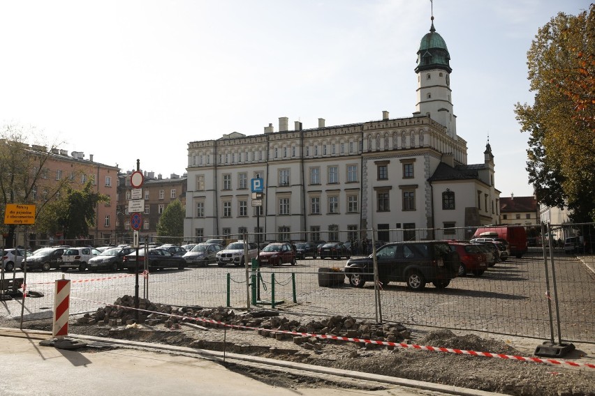 Kraków. Trwają prace remontowe na placu Wolnica. Sporo jest do naprawienia [ZDJĘCIA]